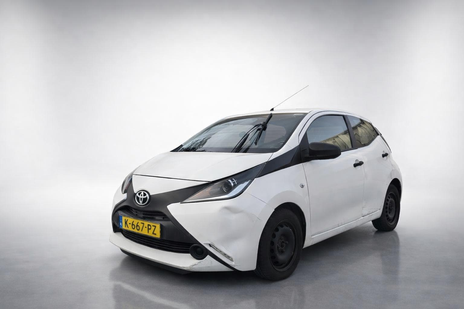 Auto met zichtbare gebruikerssporen — eerlijk gepresenteerd na AI-achtergrondvervanging