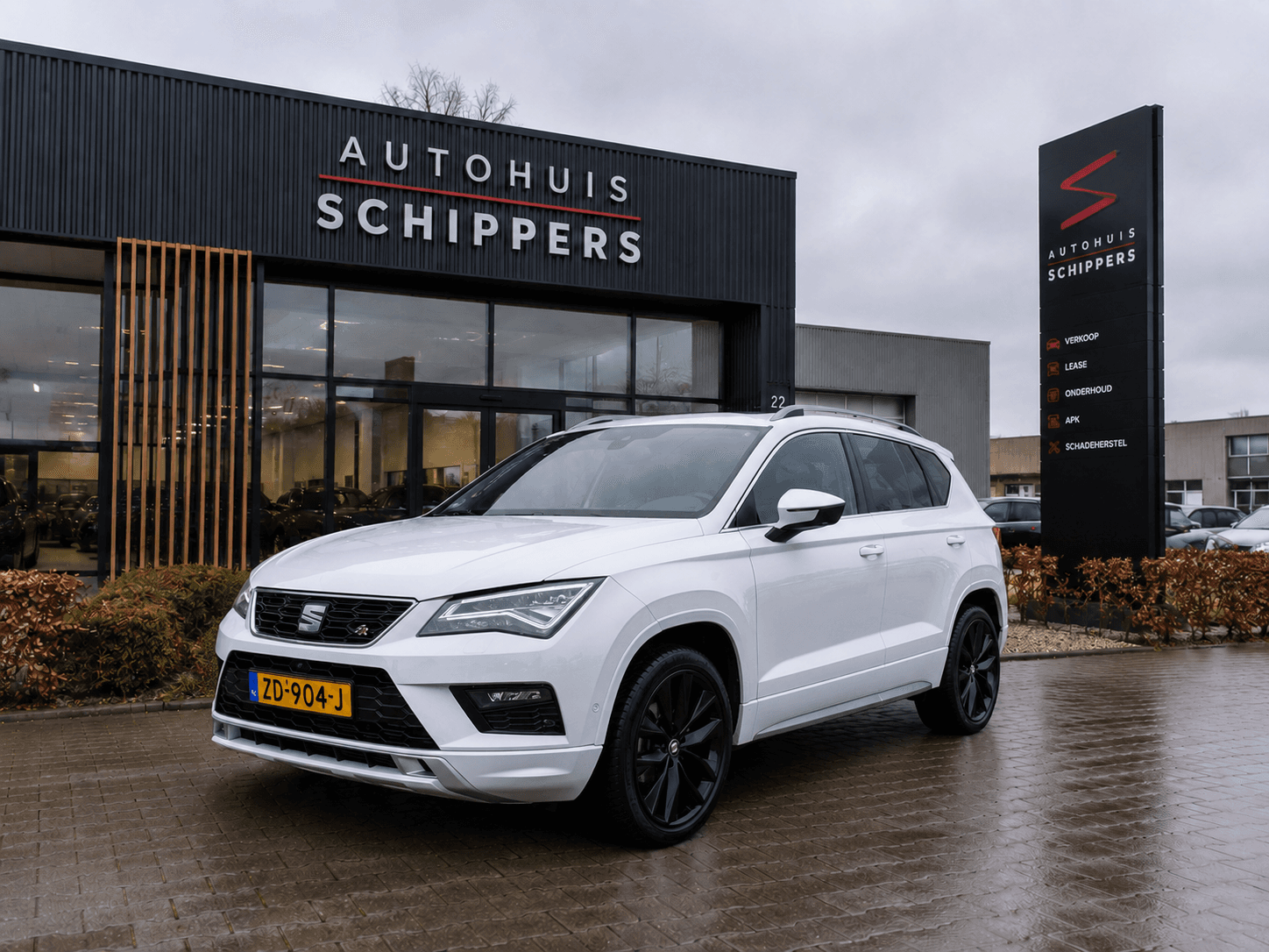 Occasion gepresenteerd voor de eigen showroom-gevel van de dealer als AI-achtergrond