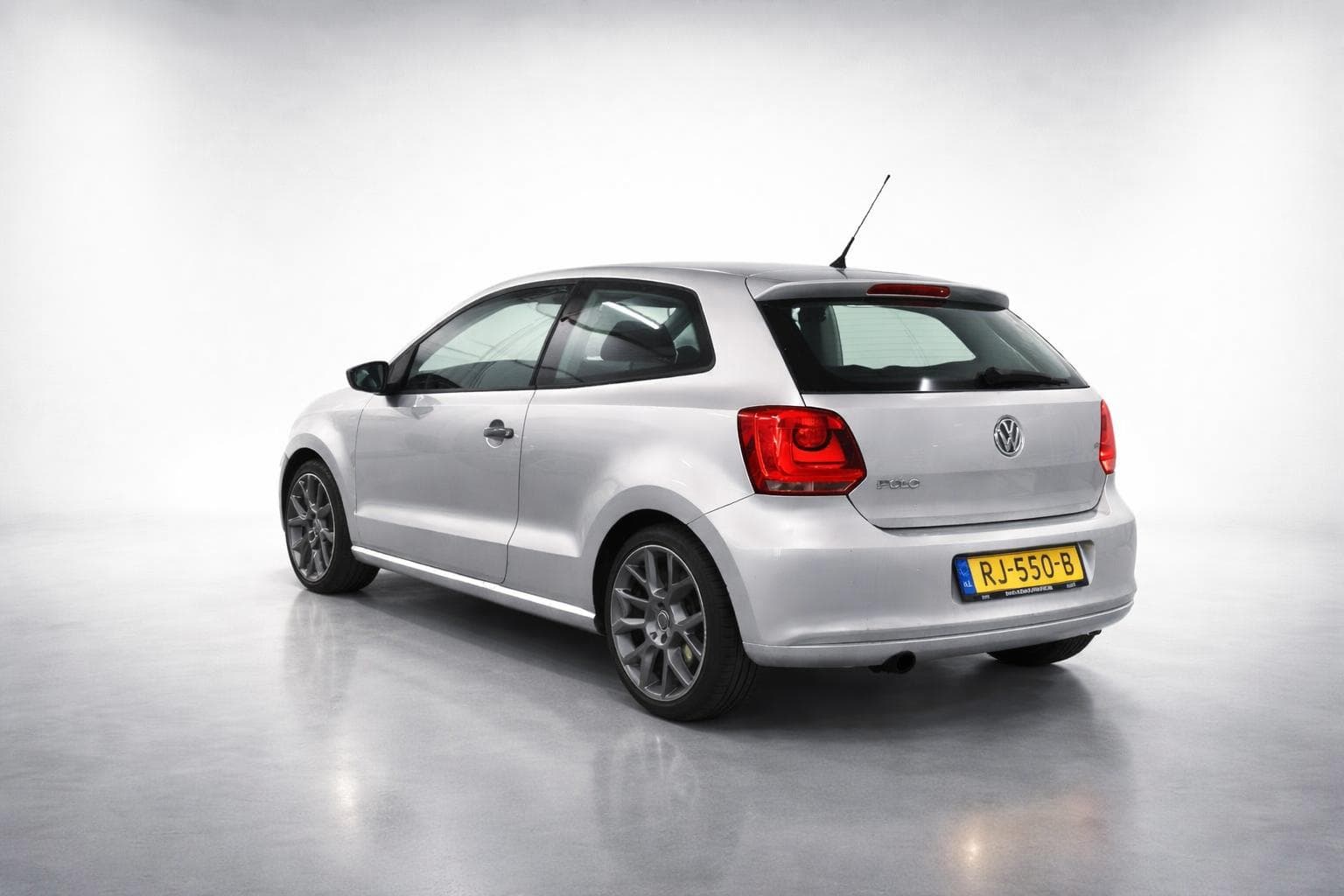 Occasion in witte studio-setting