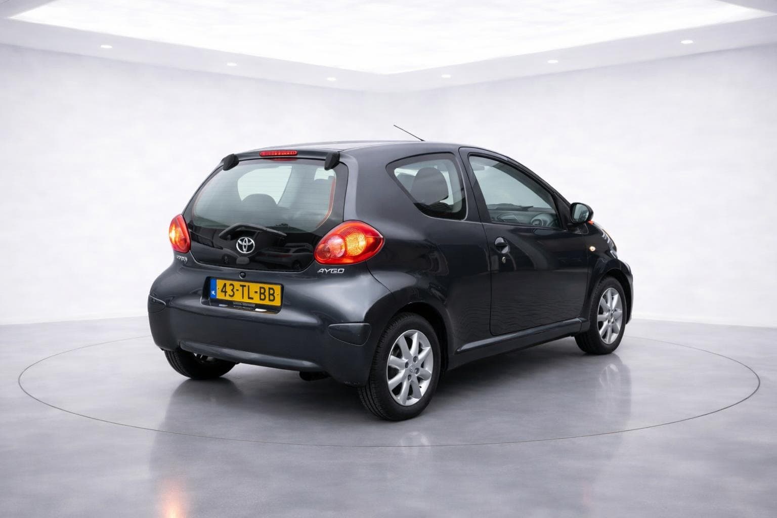 Auto met showroom-vloer achtergrond