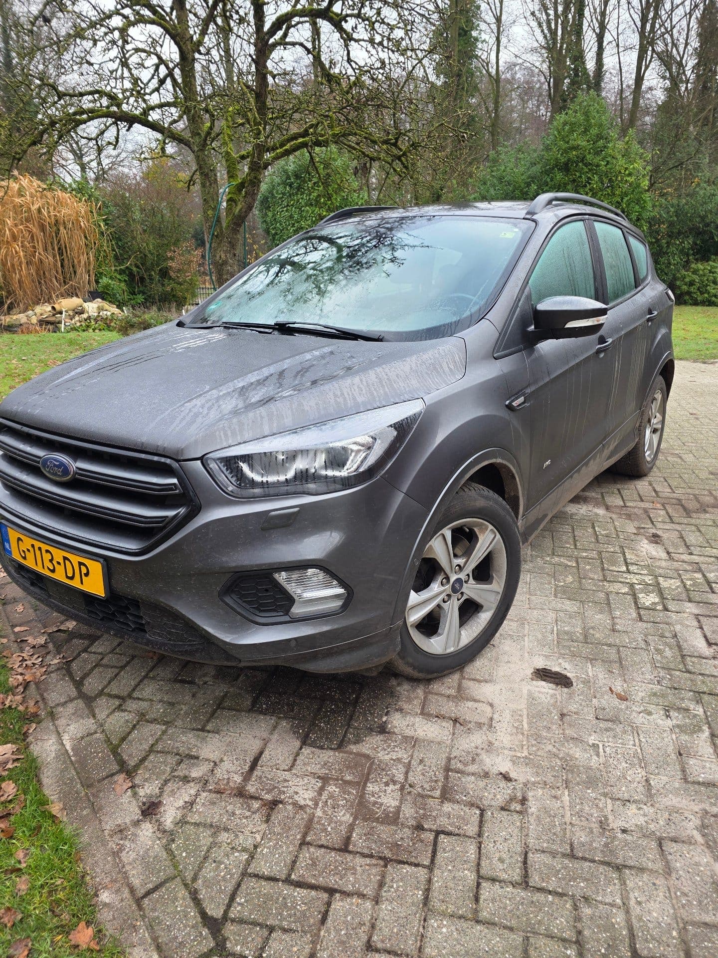 Voertuig in donkere garage — onbewerkt