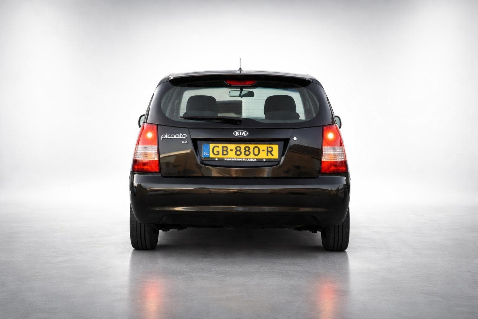 Auto in clean studio-omgeving