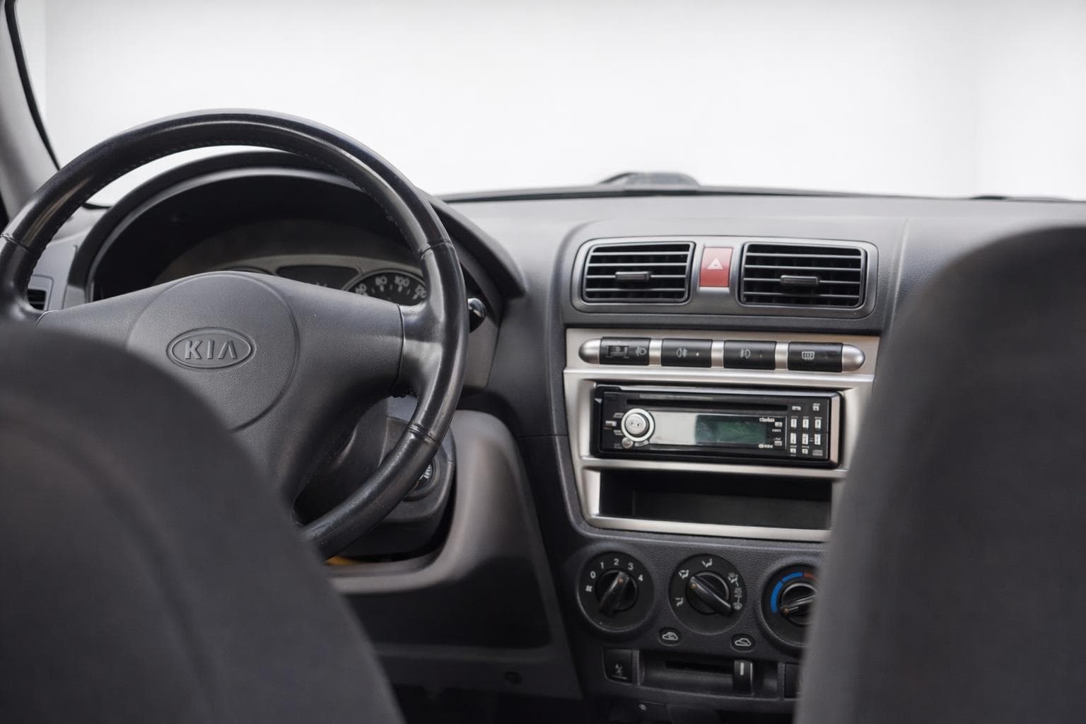 Occasion met studio-achtergrond