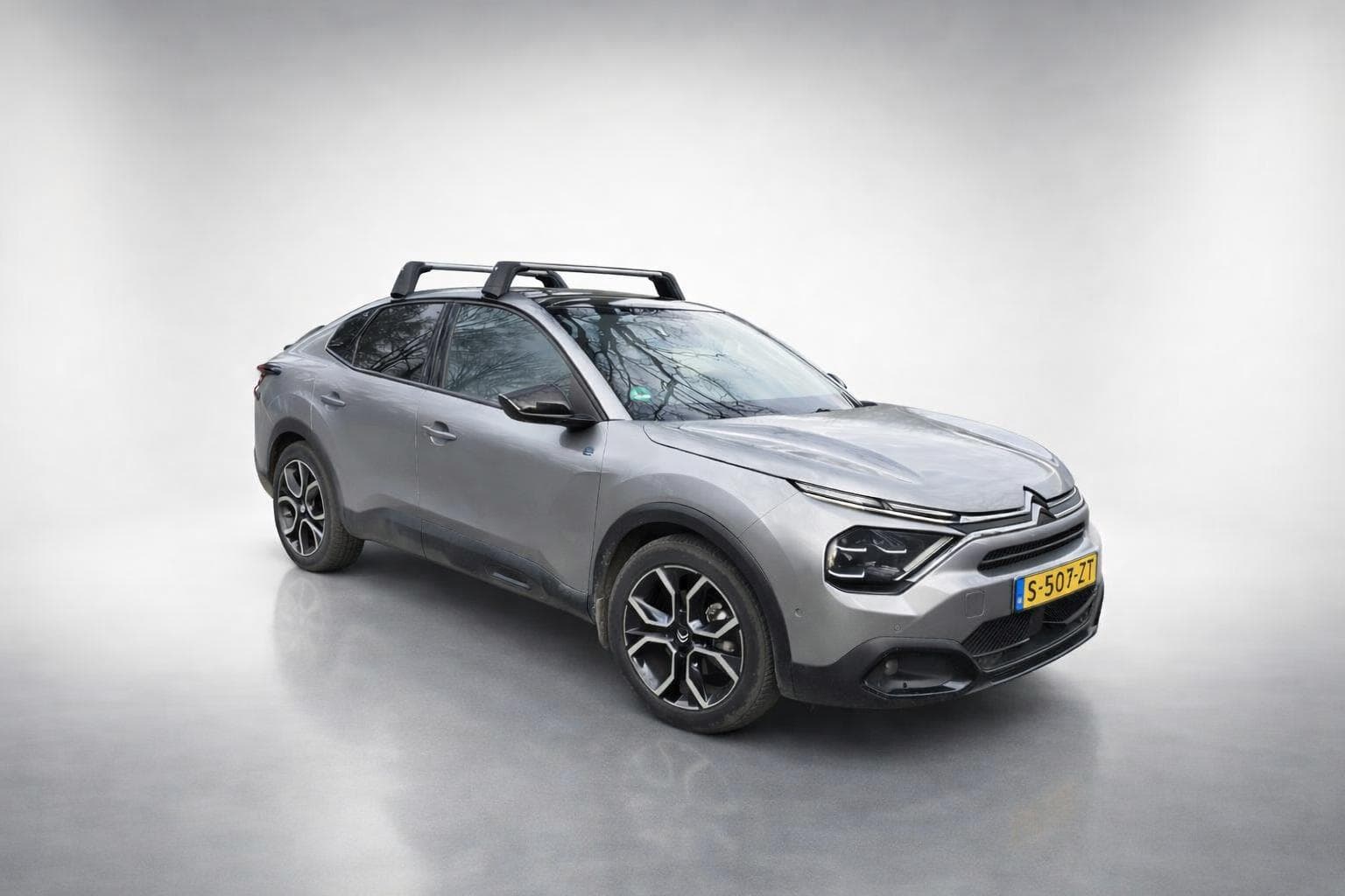 Auto in showroom met velgen intact