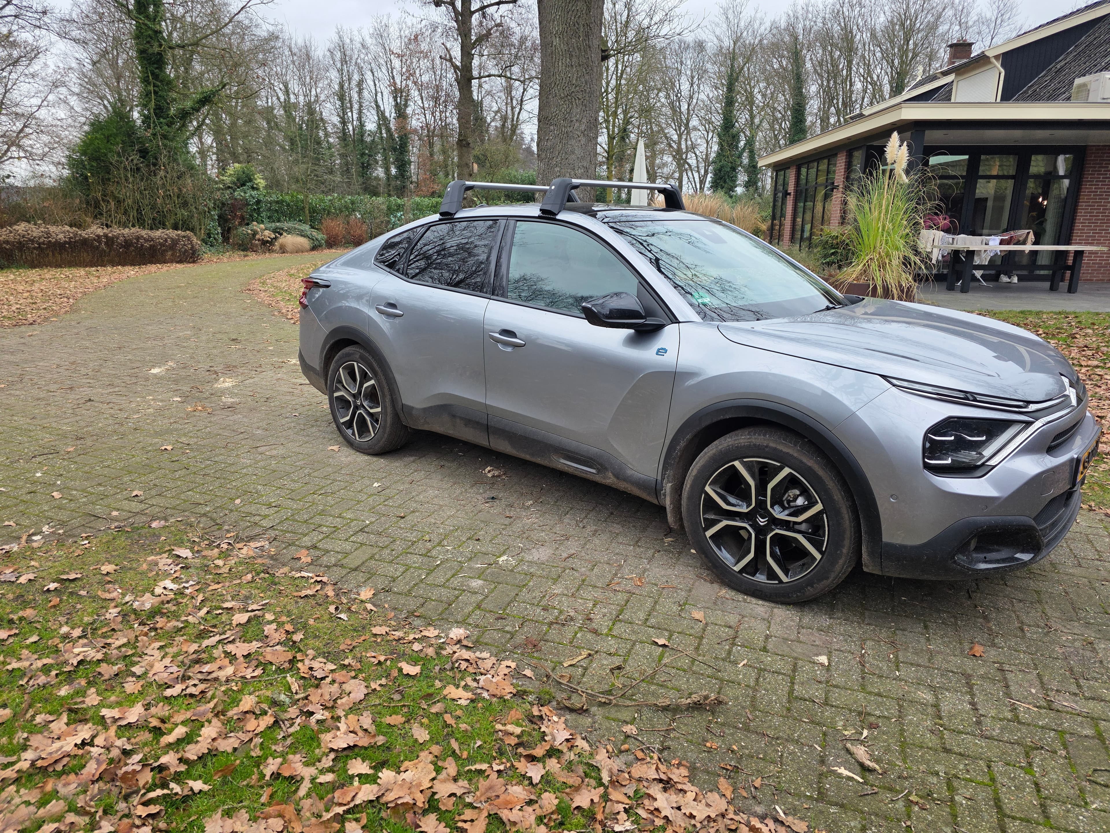 Auto op terrein — onbewerkte dealerfoto