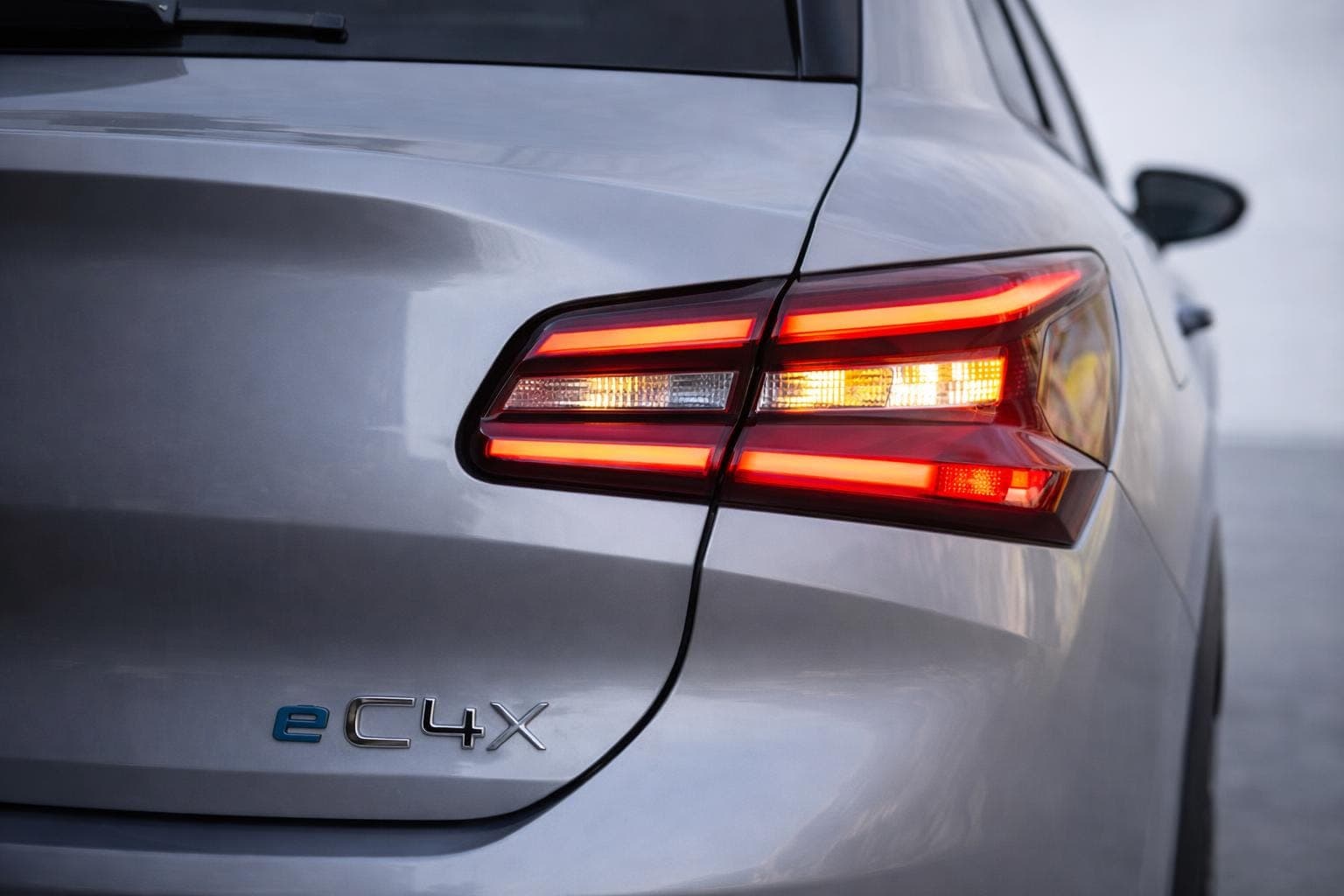 Auto in professionele showroom-presentatie