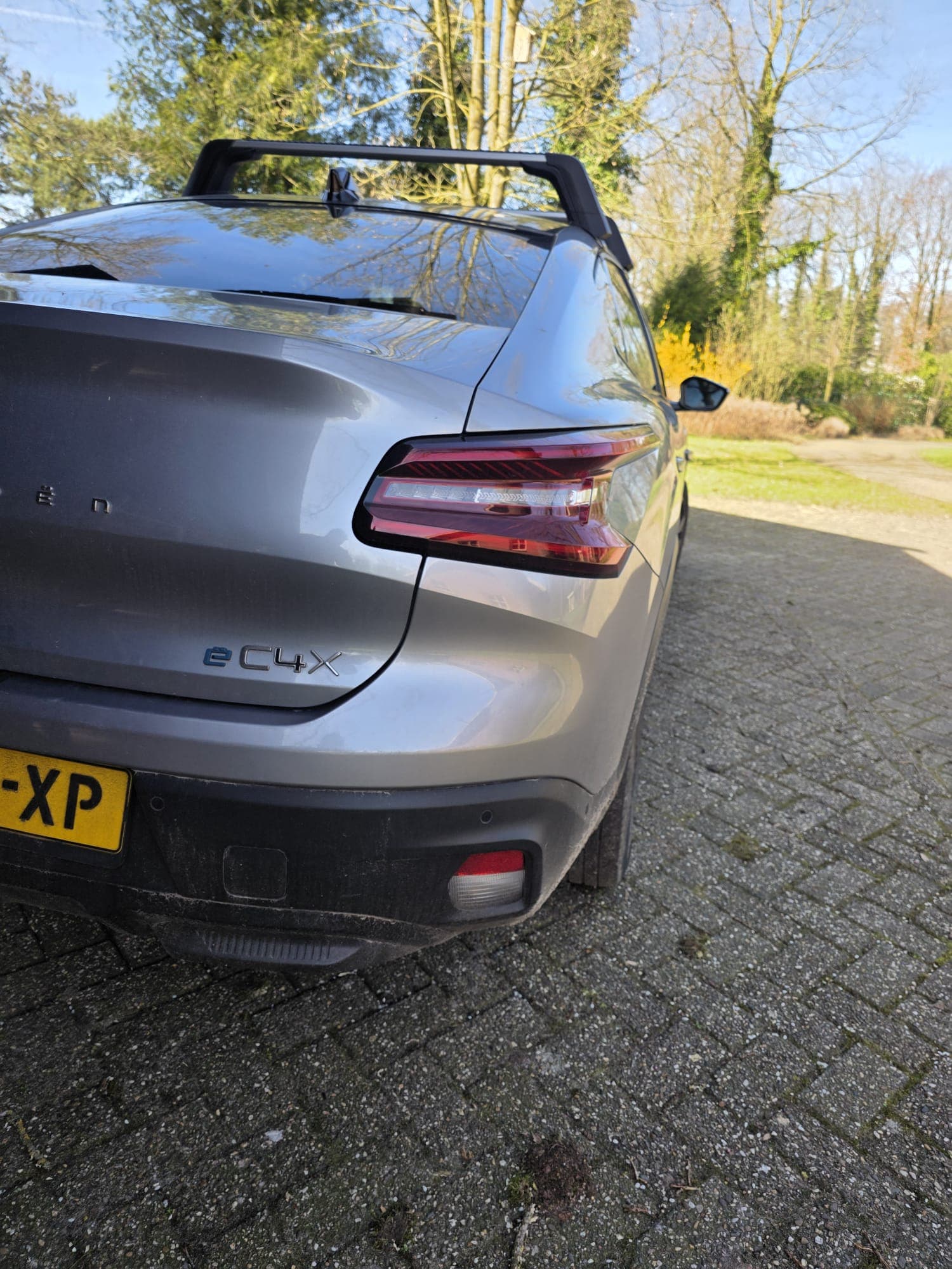 Auto op parkeerplaats — onbewerkte situatie