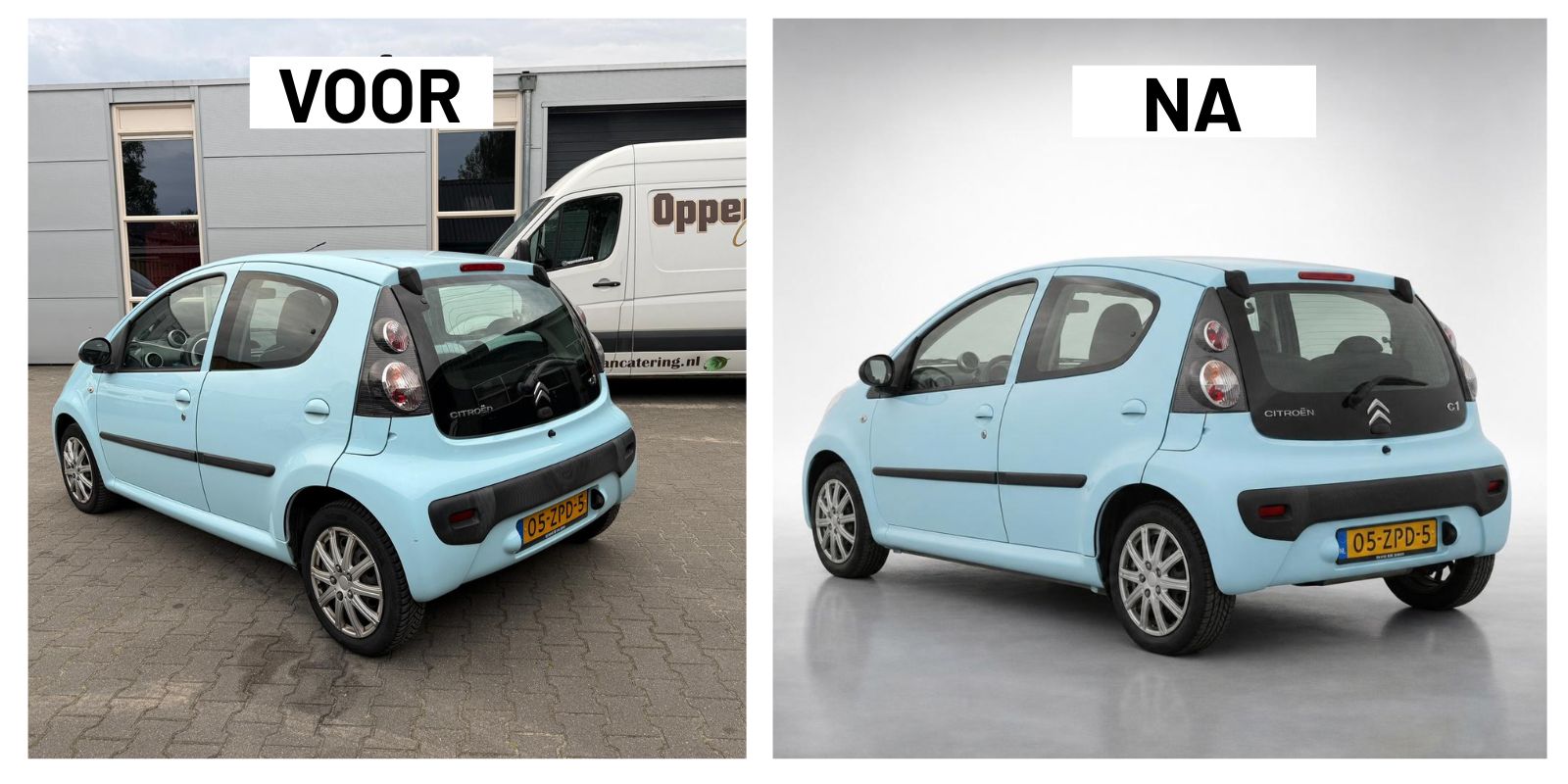 Voor en na: lichtblauwe Citroën C1 vanaf de achterzijde, links op een dealer-terrein voor een bedrijfspand met geparkeerde bestelbus, rechts op lichtgrijze studio-achtergrond. Pastel-kleur, achterlichten, kenteken 05-ZPD-5 en alle details blijven identiek - alleen het terrein is door AI vervangen door een neutrale studio-setting.