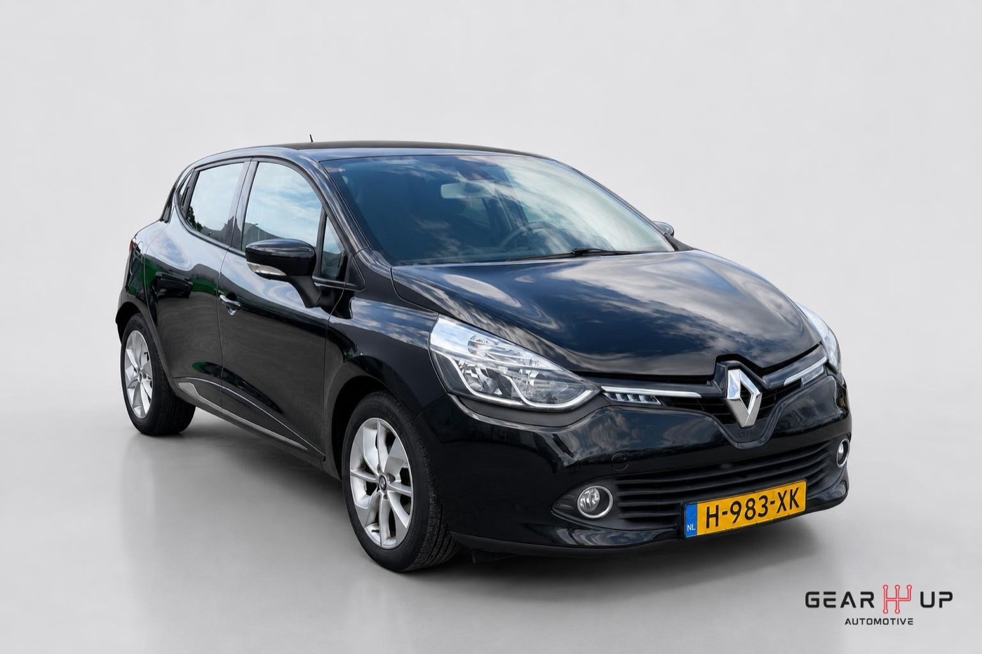 Dezelfde Renault Clio driekwart van voren op een witte studio-achtergrond