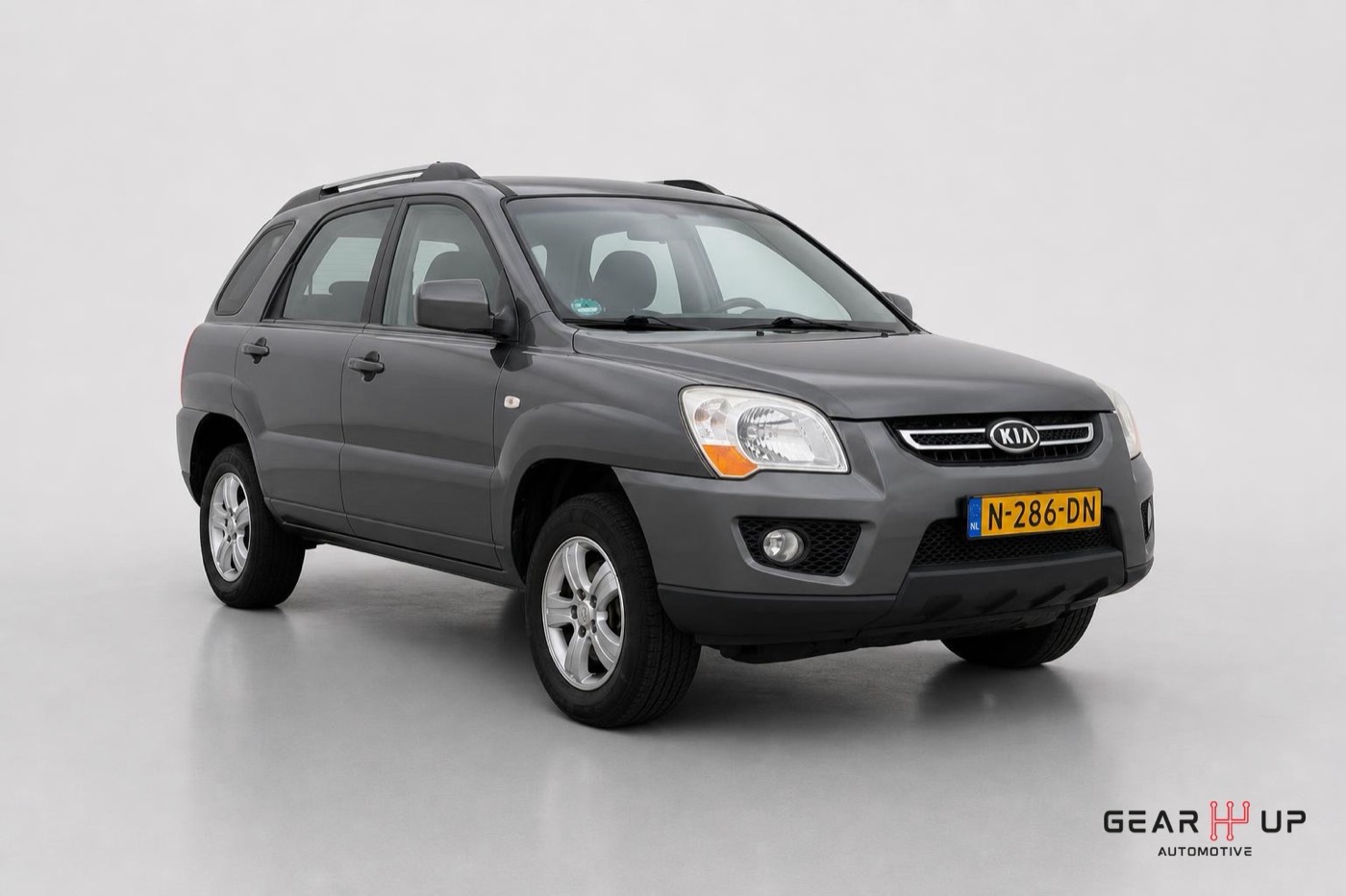 Dezelfde Kia Sportage driekwart van voren op een witte studio-achtergrond